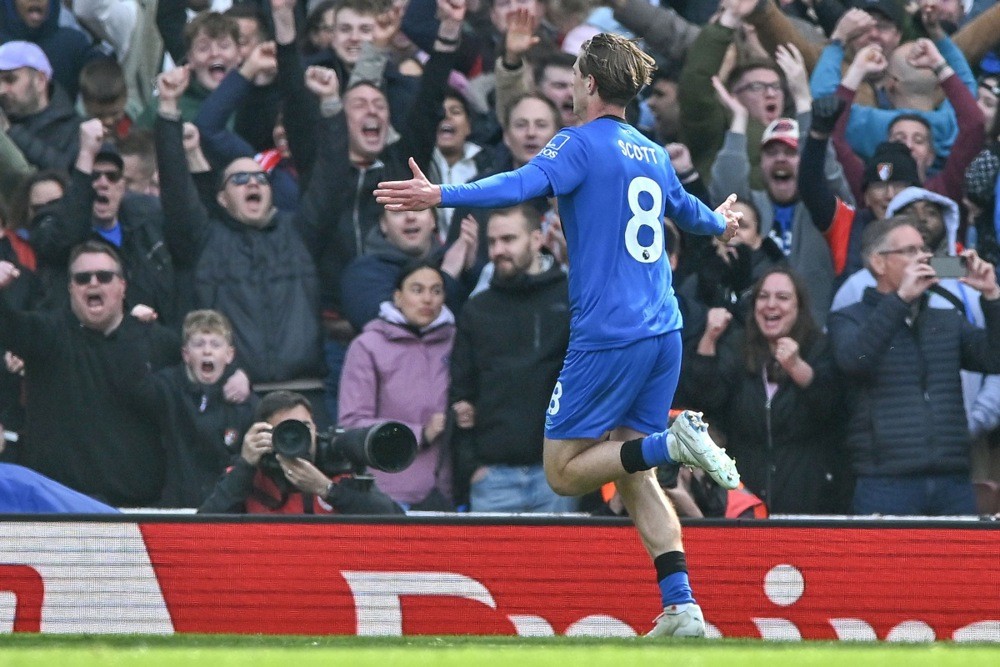 Chelsea quyết tâm chiêu mộ tiền vệ Alex Scott. Ảnh: EPA.