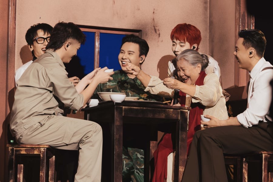 Liên minh Khải Hoàn - quy tụ It’s Charles, Toki Thành Thỏ, Thơm Da LAB, Đông Hùng và Thái VG - mang đến Cơm nhà cho trận đấu Vocal.