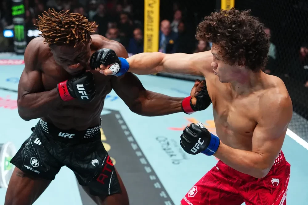 Payton Talbott tung cú đấm vào Deiveson Figueiredo tại UFC 332