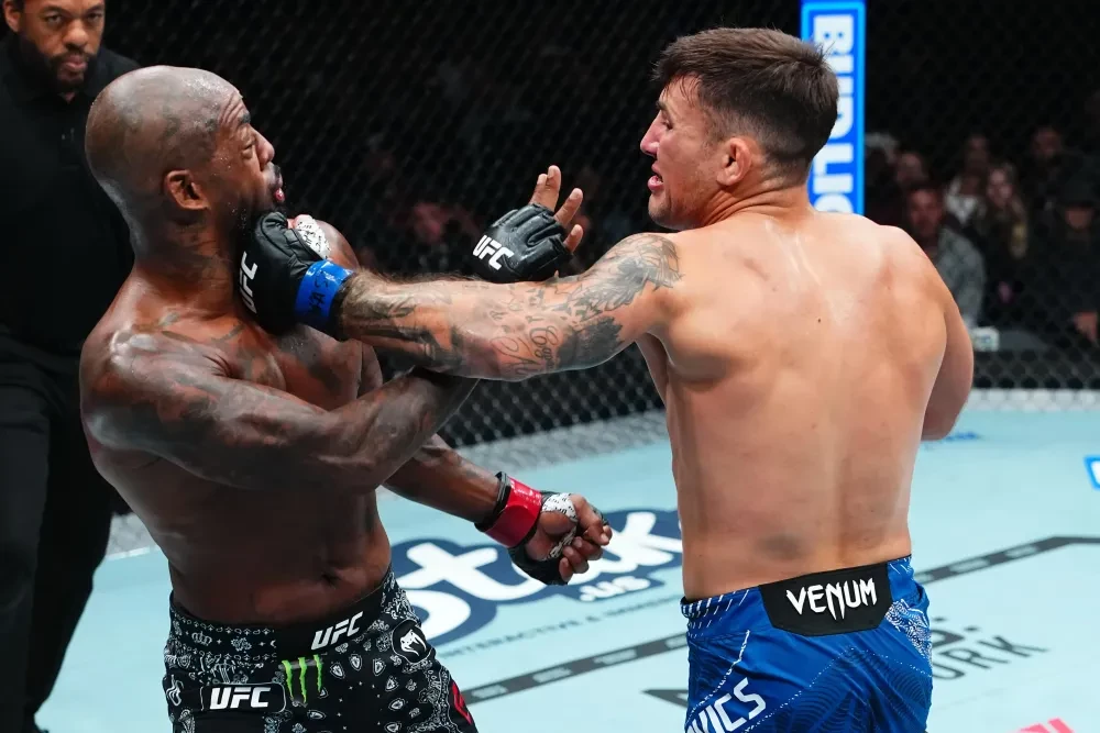 Esteban Ribovics đấm King Green tại UFC 332