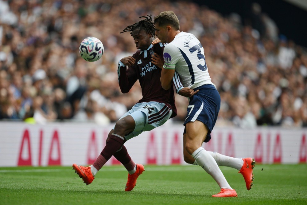 Tottenham xác định Van de Ven là cầu thủ không thể thay thế. Ảnh: EPA.