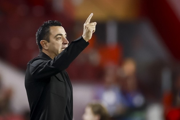 Toan tính của Xavi Hernandez suýt trả giá đắt. Ảnh: EPA/KOEN VAN WEEL