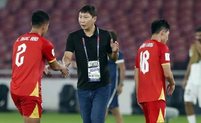 HLV Kim Sang-sik sẽ giải quyết bài toán hàng thủ ra sao? Ảnh: VFF.
