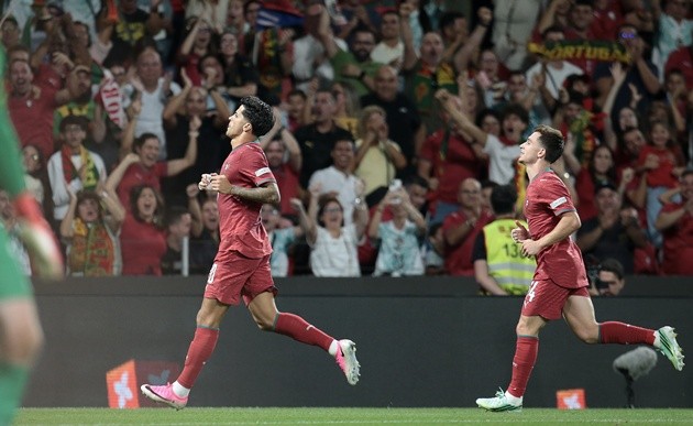 Joao Cancelo - 8/10: Màn trình diễn bùng nổ của hậu vệ sinh năm 1994 trong vai trò hậu vệ biên bó trong quen thuộc. Anh chính là người ghi bàn thắng gỡ hòa 1-1 tuyệt đẹp ở phút 38, giải tỏa áp lực tâm lý nặng nề cho đội chủ nhà. Dù sớm nhận thẻ vàng từ phút 12, Cancelo vẫn duy trì được sức ép tấn công mạnh mẽ cho tới khi được rút ra nghỉ sau một giờ thi đấu.