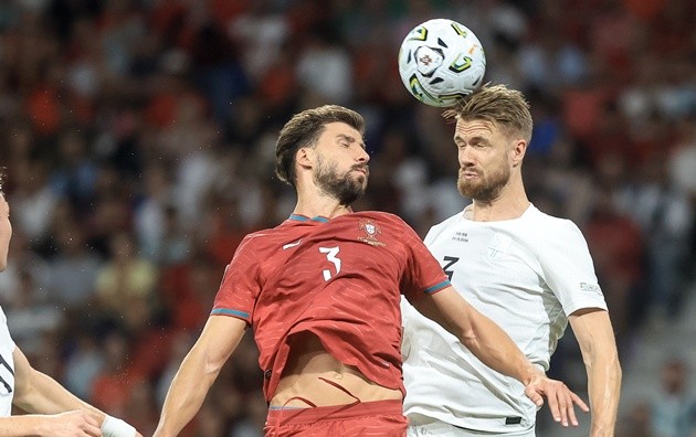 Ruben Dias - 7/10: Thủ lĩnh hàng phòng ngự đã hoàn thành xuất sắc nhiệm vụ khó khăn là phong tỏa người đồng đội tại Man City, Erling Haaland. Dias kiểm soát hoàn toàn không gian và hạn chế tối đa tầm ảnh hưởng của chân sút Na Uy trước khi đối thủ rời sân. Sự chắc chắn của anh là điểm tựa giúp Bồ Đào Nha chỉ phải chịu thông số bàn thắng kỳ vọng (xG) vỏn vẹn 0,59 suốt 90 phút.