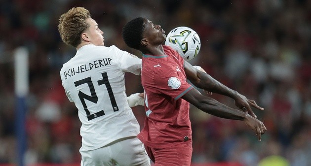 Nuno Mendes - 7/10: Đóng vai trò ngòi nổ sáng tạo bên hành lang cánh trái với đường kiến tạo chuẩn xác để Cancelo dứt điểm quân bình tỷ số. Những pha leo biên đầy tốc độ của hậu vệ thuộc biên chế PSG liên tục đẩy hàng thủ Na Uy vào thế lùi sâu, đồng thời anh vẫn đảm bảo tính kỷ luật trong khâu lui về phòng ngự từ xa.