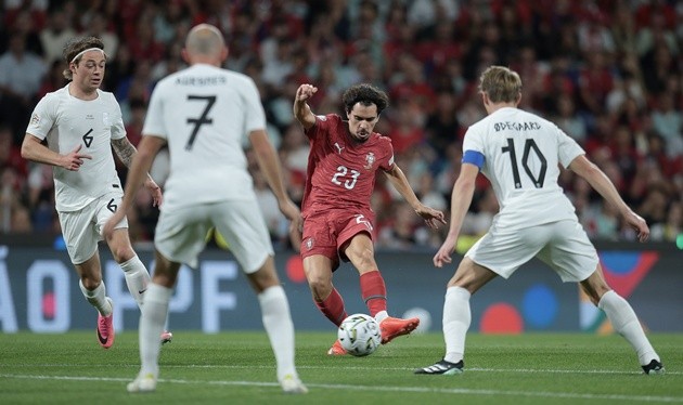Vitinha - 7/10: Nhãn quan chiến thuật và kỹ năng kiểm soát bóng ấn tượng của tiền vệ 26 tuổi đóng vai trò hạt nhân giúp Bồ Đào Nha hoàn tất 499 đường chuyền. Anh là người điều tiết nhịp độ và không may phải rời sân ở phút 86 do ban huấn luyện cần điều chỉnh lại nhân sự sau tấm thẻ đỏ bất ngờ.