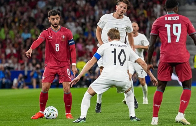 Bruno Fernandes - 7/10: Mang băng thủ quân trên tay, tiền vệ của Manchester United hoạt động không biết mệt mỏi ở khu trung tuyến và liên tục tìm kiếm cơ hội tung ra đường chuyền quyết định. Dù không trực tiếp ghi bàn hay kiến tạo, vai trò thủ lĩnh tinh thần của Bruno thể hiện rõ rệt qua các pha tranh chấp lăn xả giúp toàn đội giữ vững lợi thế trong những phút cuối căng thẳng.