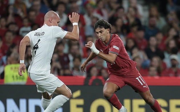 Joao Felix - 7/10: Di chuyển thông minh vào các khoảng trống giữa các tuyến để kết nối nhịp nhàng giữa hàng tiền vệ và tiền đạo. Nhãn quan sắc bén của Felix được đền đáp xứng đáng ở phút 79 với pha nhả bóng tinh tế cho Goncalo Ramos lập công, khép lại một ngày thi đấu năng nổ trước khi rời sân ở phút bù giờ.