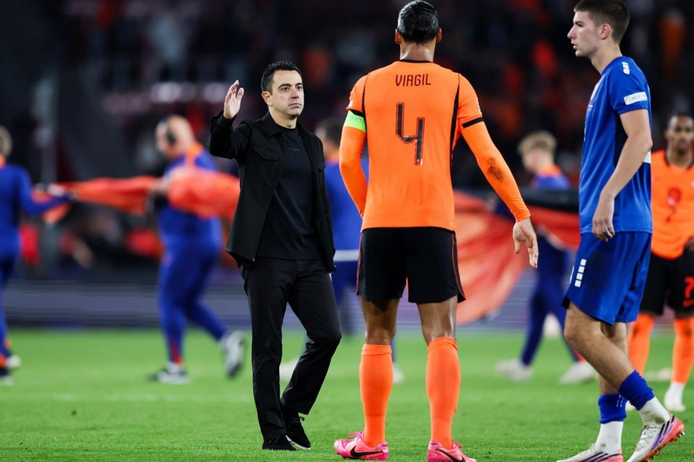 Virgil van Dijk - 8/10: Trong lần thứ 100 khoác áo đội tuyển quốc gia, đội trưởng Hà Lan thể hiện sự điềm tĩnh và bản lĩnh. Van Dijk chỉ huy hàng thủ chắc chắn, giành chiến thắng trong nhiều pha tranh chấp tay đôi và giúp đội nhà duy trì cự ly đội hình ngay cả khi Serbia phản công. Ảnh: EPA.