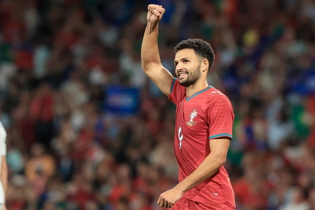 Goncalo Ramos - 8/10: Lĩnh xướng vị trí trung phong cắm trong ngày Cristiano Ronaldo vắng mặt, tiền đạo của PSG đã chứng minh bản năng sát thủ nhạy bén. Pha chớp thời cơ và đệm bóng mẫu mực ở phút 79 đã ấn định chiến thắng ngược dòng 2-1 quý giá cho Bồ Đào Nha, bên cạnh những bước chạy không bóng liên tục làm khổ cặp trung vệ cao to của Na Uy.