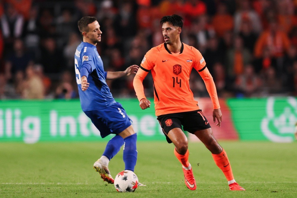 Tijjani Reijnders - 8/10: Reijnders là nguồn sáng tạo chính của Hà Lan. Khả năng chuyền bóng theo chiều dọc cùng nguồn năng lượng dồi dào trong những pha chuyển trạng thái giúp tiền vệ này trở thành một trong những cầu thủ nổi bật nhất trên sân. Ảnh: EPA.