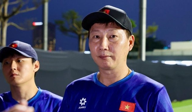 Huấn luyện viên Kim Sang-sik đối mặt nhiều vấn đề ở tuyển Việt Nam hiện tại. Ảnh: VFF
