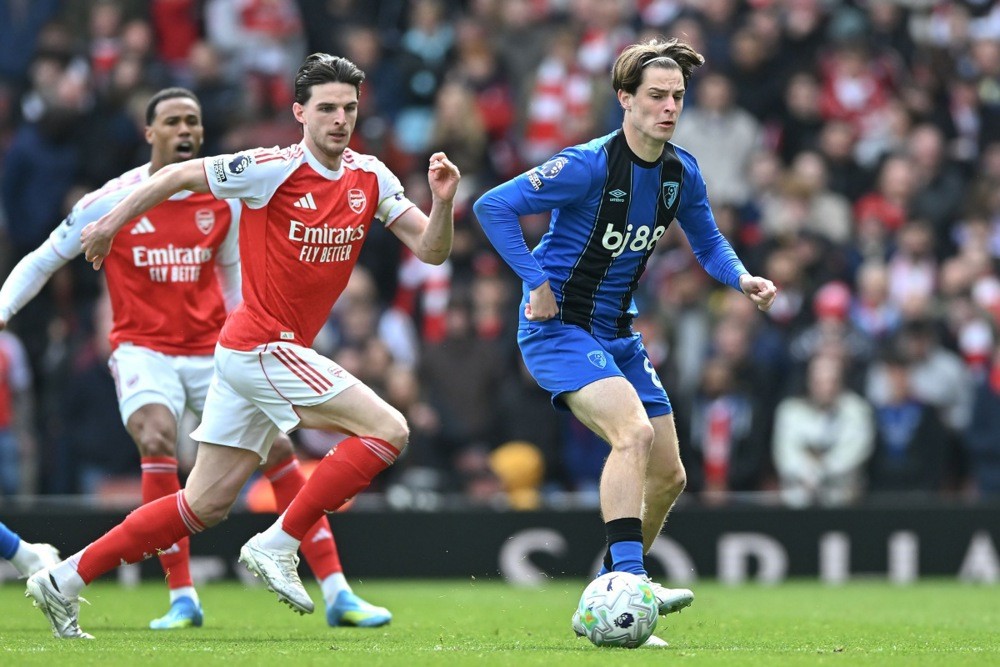 Alex Scott được nhiều CLB săn đón. Ảnh: EPA.