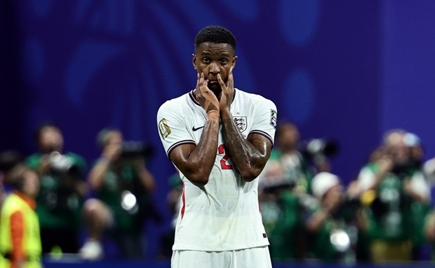 Ezri Konsa rời tuyển Anh trở lại Arsenal vì chấn thương. Ảnh: EPA/RONALD WITTEK