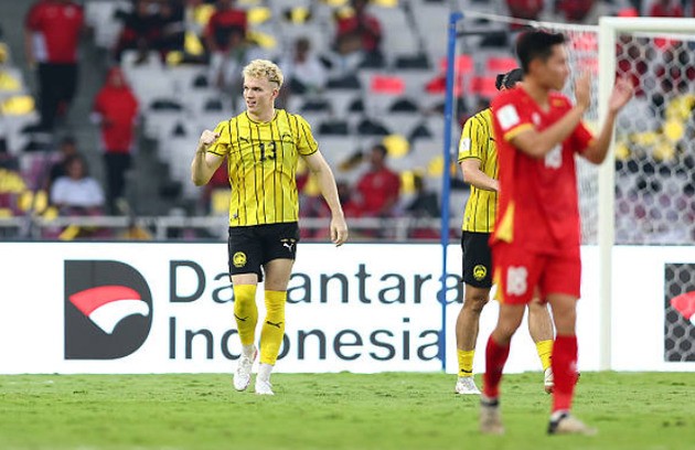Tierney trừng phạt hàng thủ Việt Nam với pha sút xa đẳng cấp. Ảnh: Pakawich Damrongkiattisak - FIFA/FIFA via Getty Images.