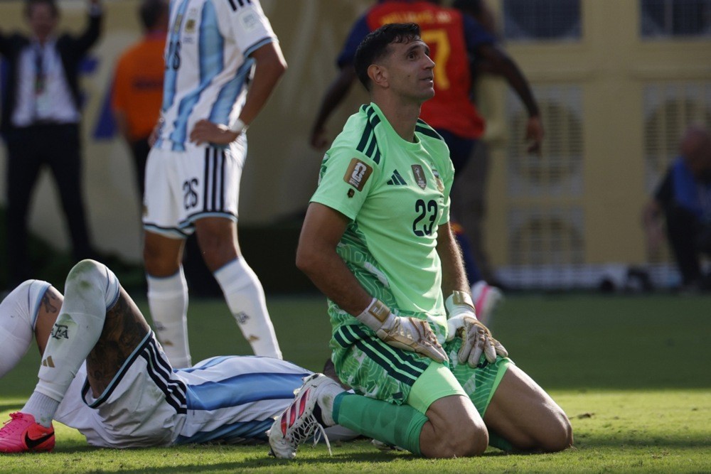 Emiliano Martinez khẳng định nỗi đau thất bại ở chung kết World Cup khiến anh muốn một khởi đầu mới. Ảnh: EPA/Shawn Thew.