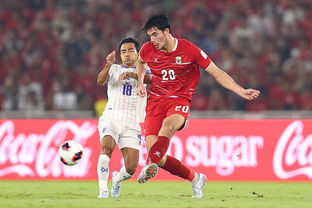 Đội trưởng Thái Lan, Chanathip Songkrasin (áo trắng) đã rời sân ở phút 62. Ảnh: Pakawich Damrongkiattisak - FIFA / Getty Images.