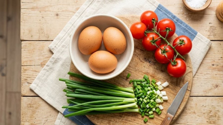 Nguyên liệu cho món trứng chưng cà chua rất đơn giản.
