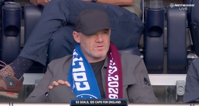  Rooney mang khăn quàng kết hợp màu của 2 đội. Ảnh: NFL UK.