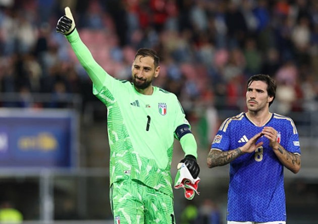 Gianluigi Donnarumma (7/10): Đội trưởng của Azzurri đã có một buổi tối tương đối nhàn hạ khi Thổ Nhĩ Kỳ gặp khó khăn trong việc tạo ra những cơ hội thực sự nguy hiểm. Anh kết thúc trận đấu với 4 pha cứu thua chuẩn xác. Donnarumma không thể làm gì hơn trước cú dứt điểm cận thành của Simsir, nhưng đã làm chủ không gian vòng cấm rất xuất sắc trong 9 tình huống phạt góc của đối thủ. Ảnh: