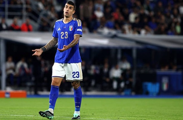 Gianluca Mancini (7/10): Thi đấu đầy máu lửa và hoàn toàn áp đảo trong các pha tranh chấp trên không (tỷ lệ thắng 100%). Mancini đóng vai trò cốt lõi giúp Ý duy trì một hàng phòng ngự dâng cao, vô hiệu hóa các pha đánh vỗ mặt trung lộ của đội khách trong phần lớn thời gian trận đấu.