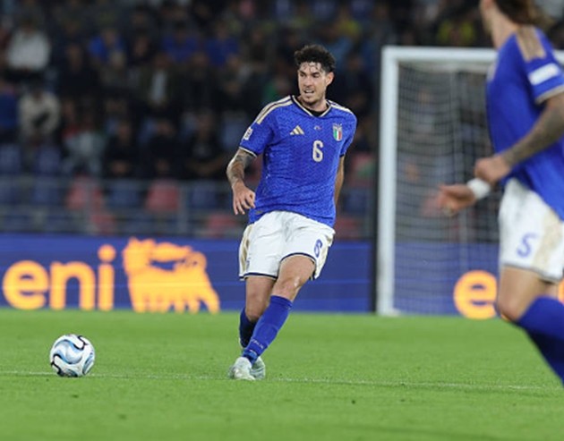 Alessandro Bastoni (7/10): Ngôi sao thuộc biên chế Inter Milan đóng vai trò là nhân tố phát triển bóng chính từ tuyến dưới, thường xuyên dâng cao như một tiền vệ để tạo lợi thế quân số. Khả năng chọn vị trí phòng ngự của Bastoni gần như hoàn hảo, góp dấu giày vào 34 pha giải nguy của toàn đội và phong tỏa thành công Yunus Akgun.