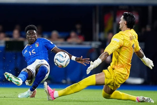 Issa Doumbia (8/10): Thi đấu xuất sắc trong vai trò mỏ neo phòng ngự, che chắn an toàn cho bộ tứ vệ. Sự kỷ luật của Doumbia là bệ phóng cho phép Barella và Romano dâng cao. Anh đặc biệt quan trọng trong khâu luân chuyển và tái kiểm soát bóng khi Ý chủ động nhường thế trận (tỷ lệ cầm bóng 45%).