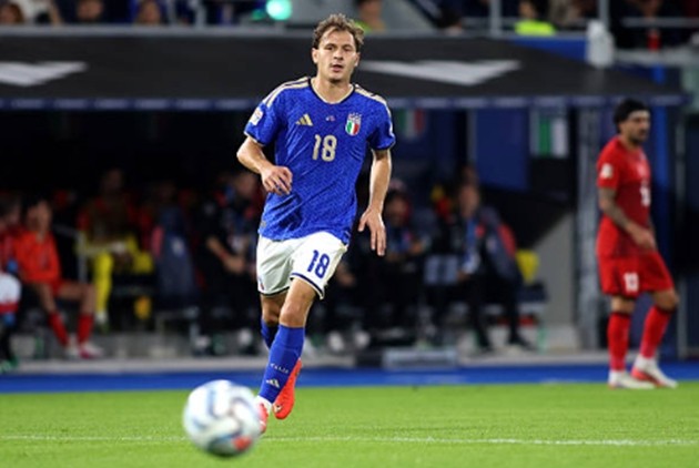 Nicolo Barella (8/10): Cần mẫn và nhiệt huyết như thường lệ. Barella đóng vai trò trạm trung chuyển trong bàn thắng thứ hai, trực tiếp kiến tạo cho Calafiori lập công ở phút 64. Nguồn thể lực dồi dào của anh là chìa khóa trong các pha chuyển trạng thái trước khi rời sân ở phút 70.