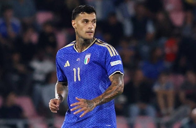 Gianluca Scamacca (8/10): Tiền đạo mũi nhọn dẫn dắt hàng công bằng thể hình vượt trội và bản năng sát thủ. Anh mở tỷ số ở phút 26 bằng một pha dứt điểm gọn gàng, đồng thời liên tục gây ra sự hỗn loạn cho cặp trung vệ Kabak và Bardakci cho đến khi rời sân.