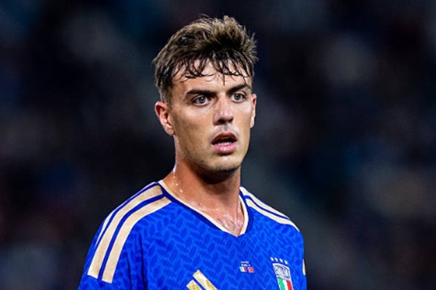 Daniel Maldini (6/10): Thể hiện những pha bóng mang đậm dấu ấn kỹ thuật cá nhân nhưng lại thiếu đi tính sát thương ở các nhịp xử lý cuối cùng trước khối đội hình lùi sâu của Thổ Nhĩ Kỳ. Điểm cộng lớn nhất của Maldini là sự chăm chỉ lùi về hỗ trợ phòng ngự với 7 pha đánh chặn.
