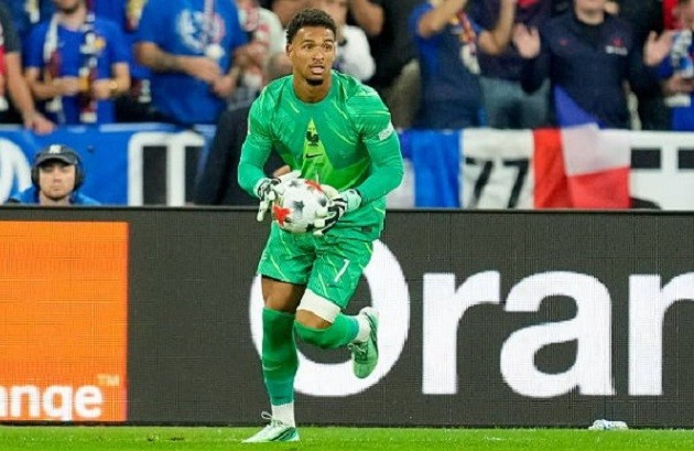 Guillaume Restes - 6: Cho thấy khả năng chơi chân tốt. Đổ người cản phá cú sút của Lukaku ở phút 11. Không thể làm gì trong bàn thua. Ảnh: Alex Gottschalk/DeFodi Images/DeFodi via Getty Images.