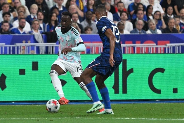 Andy Diouf - 5: Tự tin dâng cao bên cánh trái và rê bóng tốt. Tuy nhiên, anh lùi về không đủ nhanh trong bàn thắng của Lukebakio. Ảnh: EPA.