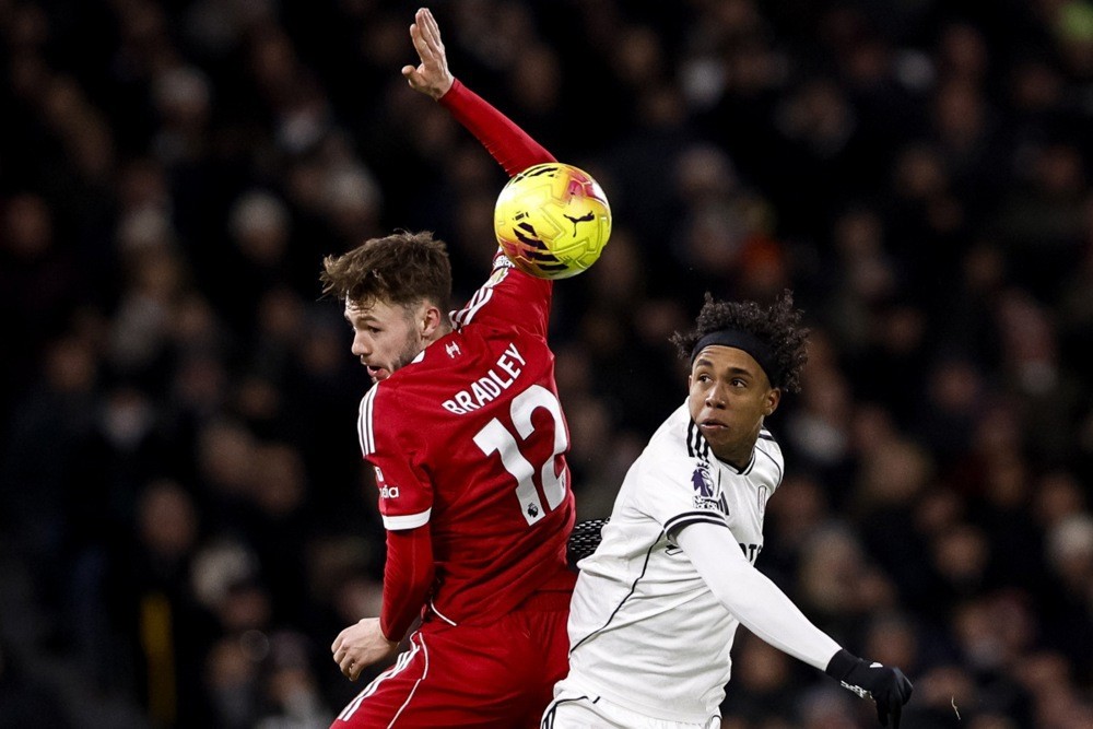 Người hâm mộ Liverpool quan ngại về thể trạng của Bradley. Ảnh: EPA IMAGES. 