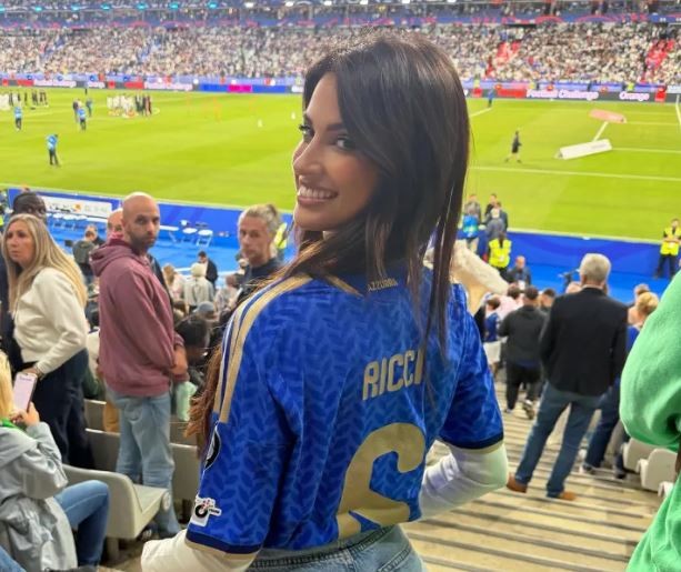 MC Eleonora Incardona trong màu áo thiên thanh. Ảnh: instagram.