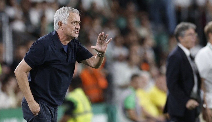 Real của Mourinho bị Barca bỏ xa 6 điểm ở La Liga. Ảnh: EPA.