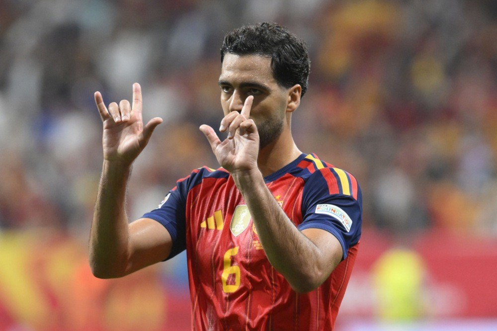 Mikel Merino vừa tỏa sáng trong màu áo tuyển Tây Ban Nha. Ảnh: EPA/Eloy Alonso. 