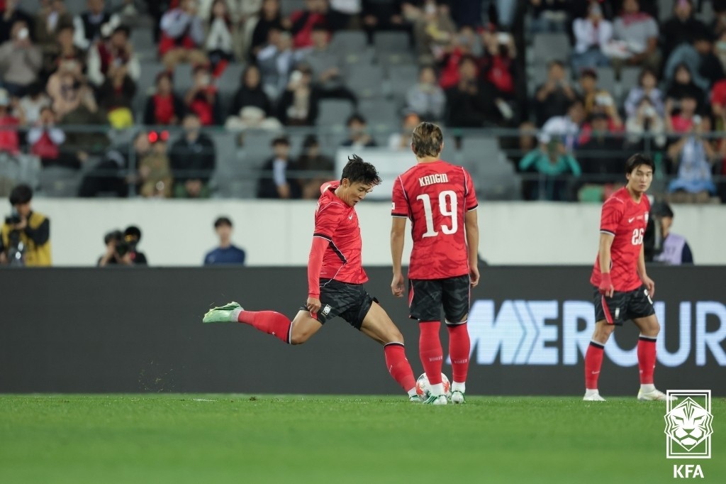 Son Heung-min lập công sau tình huống sút phạt hàng rào đầu hiệp 1. Ảnh: LĐBĐ Hàn Quốc/KFA.