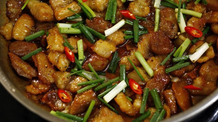 Thêm hành lá giúp món thịt rang cháy cạnh thêm bắt mắt và có hương vị hấp dẫn hơn.