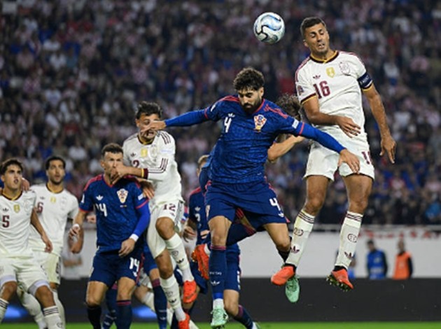 Rodri (7/10): Đội trưởng của La Roja làm tốt nhiệm vụ mỏ neo với nhãn quan chiến thuật sắc bén, thực hiện khối lượng đường chuyền lớn để duy trì sức ép. Anh được rút ra nghỉ ở phút 71 khi đội bóng cần gia tăng nhịp độ.