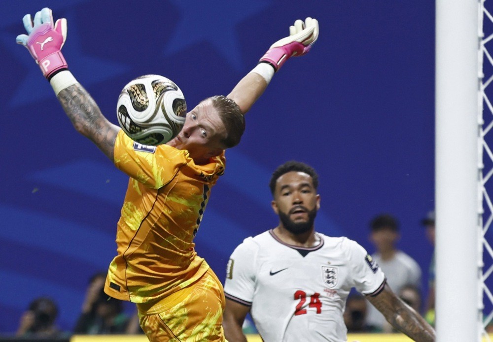 Jordan Pickford – 7 điểm: Trải qua một buổi tối rất nhàn nhã trong khung gỗ khi đội chủ nhà áp đảo toàn diện. Dù vẫn còn vài thoáng xử lý bóng bằng chân chưa thực sự chuẩn xác, người gác đền này vẫn bảo toàn mành lưới thành công.