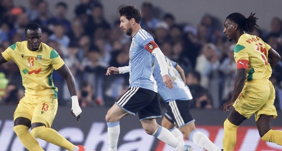 Messi chơi rực sáng trong ngày chia tay Argentina. Ảnh: EPA.
