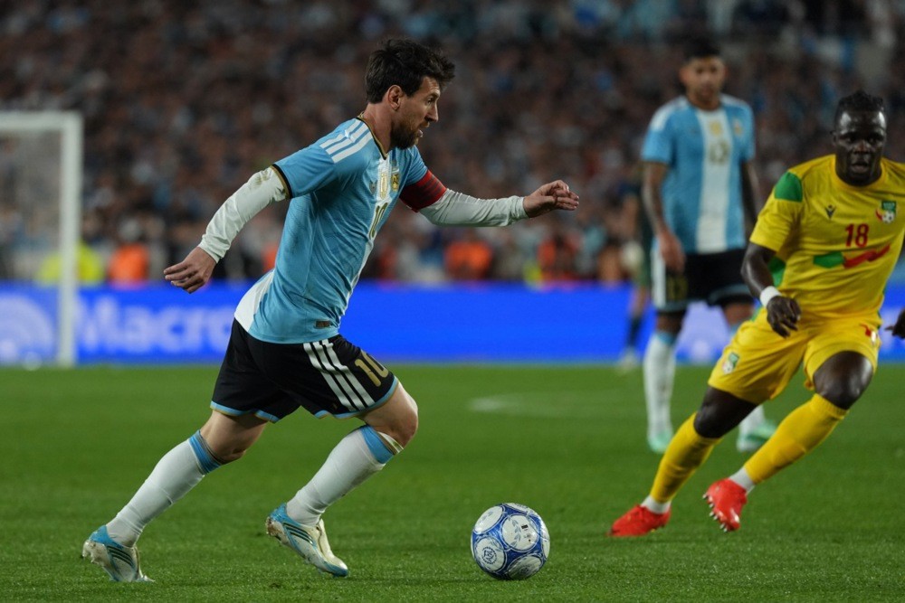 Messi đóng góp 1 bàn, 2 kiến tạo cho Argentina. Ảnh: EPA.