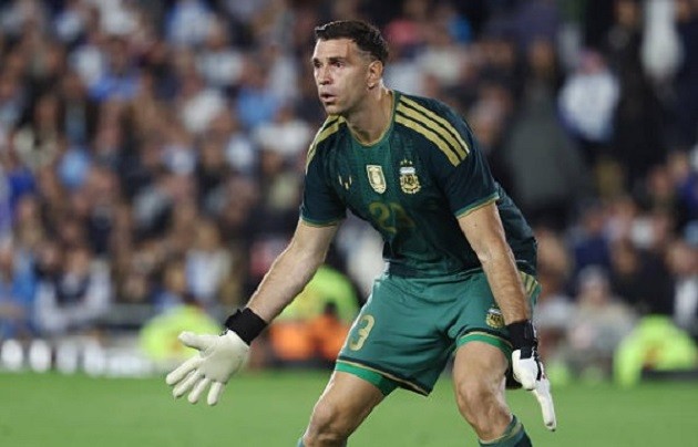 Emiliano Martinez – 7.3/10: Chơi tập trung, có những tình huống cứu thua xuất sắc trong hiệp một để giữ sạch lưới. Ảnh: Marcos Brindicci/Getty Images.