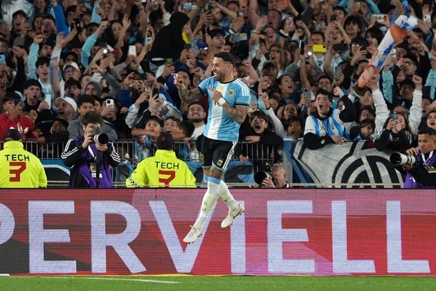 Nicolas Otamendi – 8.4/10: Ghi bàn mở tỷ số tuyệt đẹp bằng cú vô-lê kiểu ngả lưng móc bóng trước khi rời sân. Ảnh: EPA.