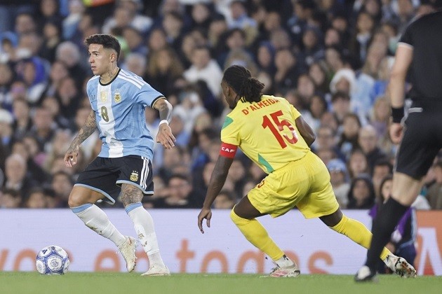 Enzo Fernandez – 7.9/10: Kiểm soát nhịp độ tuyến giữa hiệu quả, châm ngòi cho tình huống dẫn đến quả phạt đền. Ảnh: EPA.