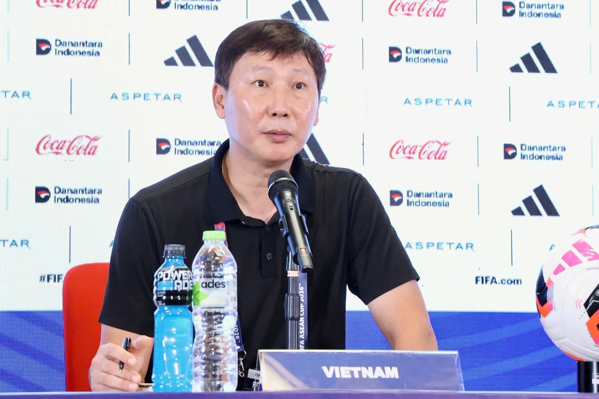 Huấn luyện viên Kim Sang-sik và các học trò nhiều khả năng sẽ trở lại Thiên Trường. Ảnh: VFF