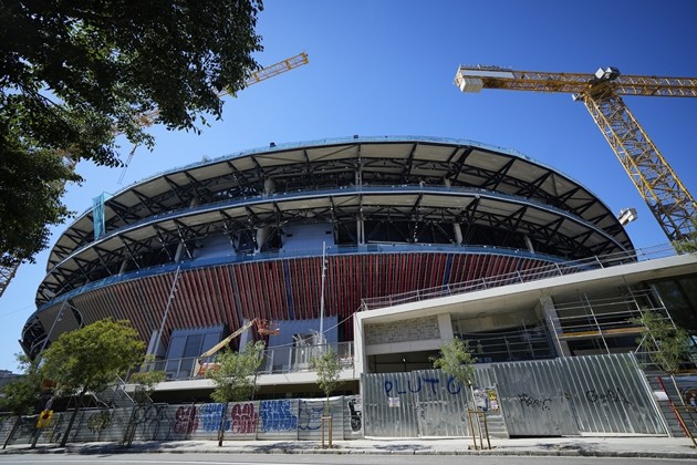 Barca vẫn đang xây dựng sân Camp Nou. Ảnh:  EPA/ALEJANDRO GARCIA