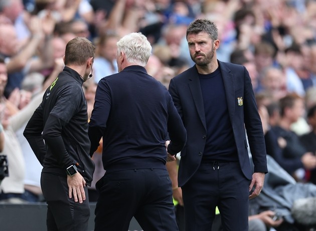 Michael Carrick vẫn được tin tưởng sau chuỗi khởi đầu mùa giải mờ nhạt. Ảnh: EPA