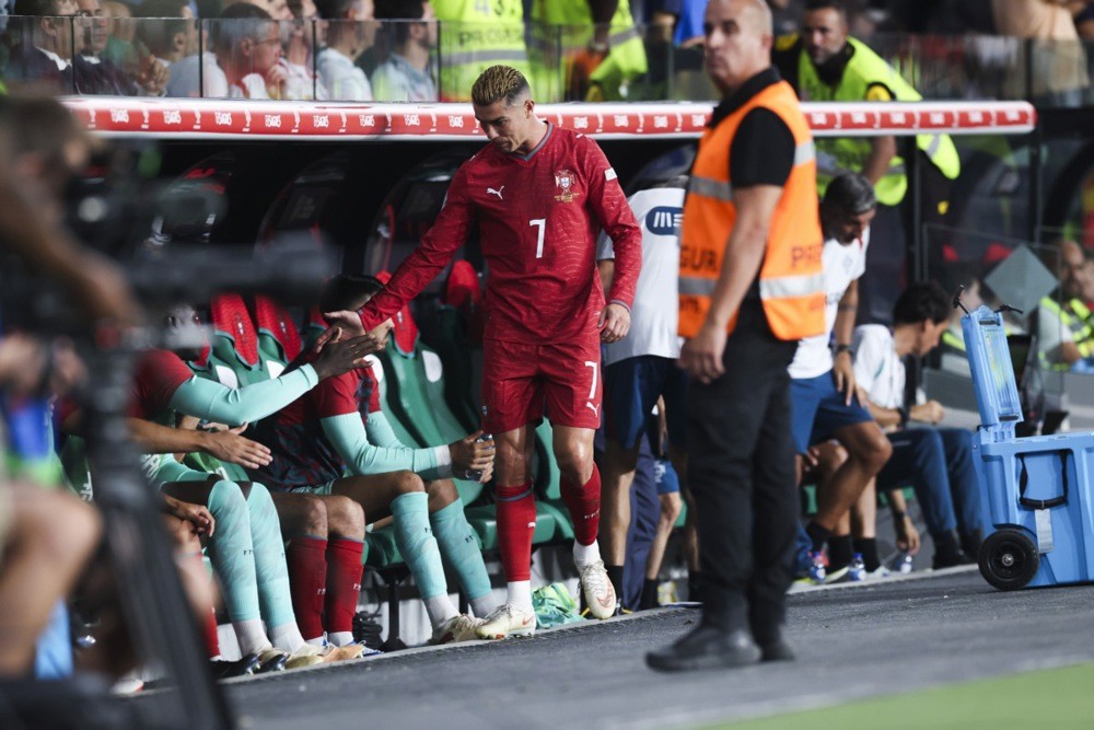 Ronaldo đang khiến nội bộ Bồ Đào Nha bất ổn. Ảnh: EPA.